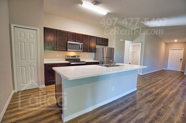 Building Photo - 121 Parish Dr