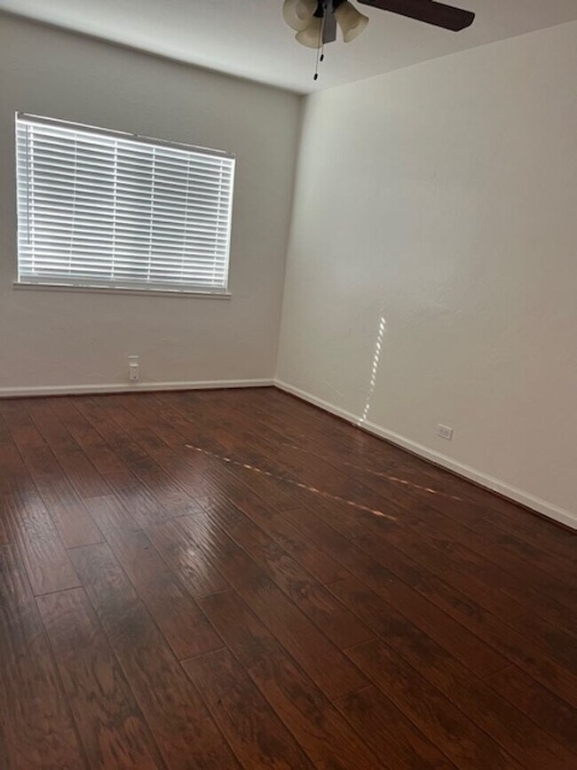 Building Photo - COMING SOON: CHARMING COTTAGE with Off Street Parking & Private Laundry