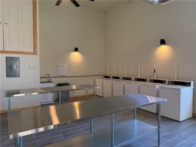 Building Photo - 327 Pine St