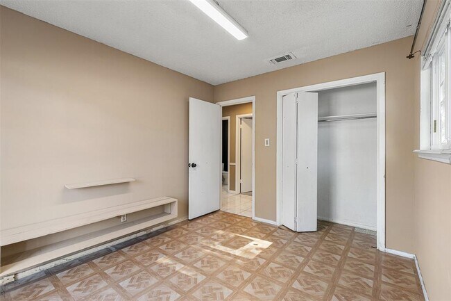 Building Photo - 9407 N Creek Dr