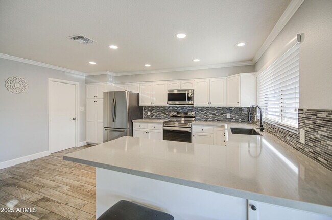 Building Photo - Move in Ready, Electricity Included!!