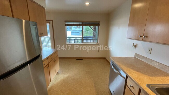 Building Photo - **$500 off** 2BD I 1BA + Parking - SW PDX