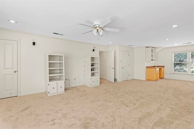 Building Photo - 7520 Crystal Lake Dr