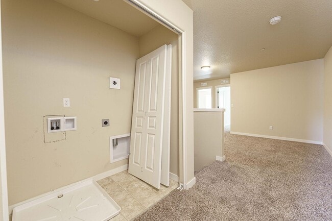 Building Photo - ASK ABOUT OUR AUGUST MOVE IN SPECIAL: Spac...