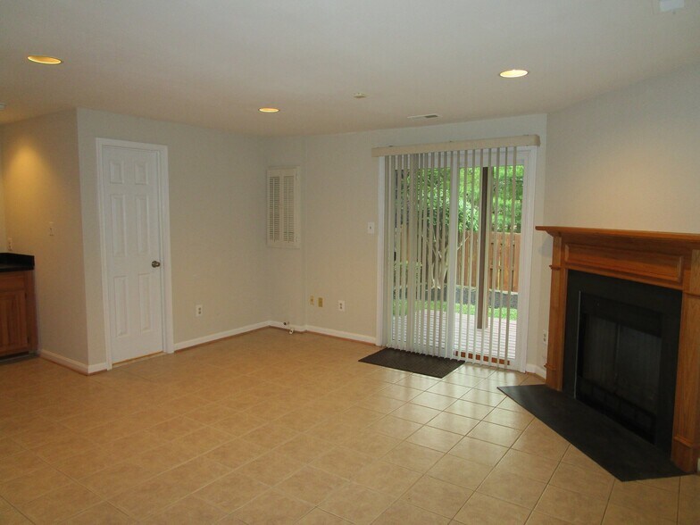 Building Photo - 7073 Kings Manor Dr