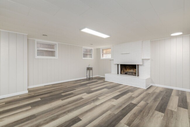 Building Photo - 5 bedroom 2 bath rental