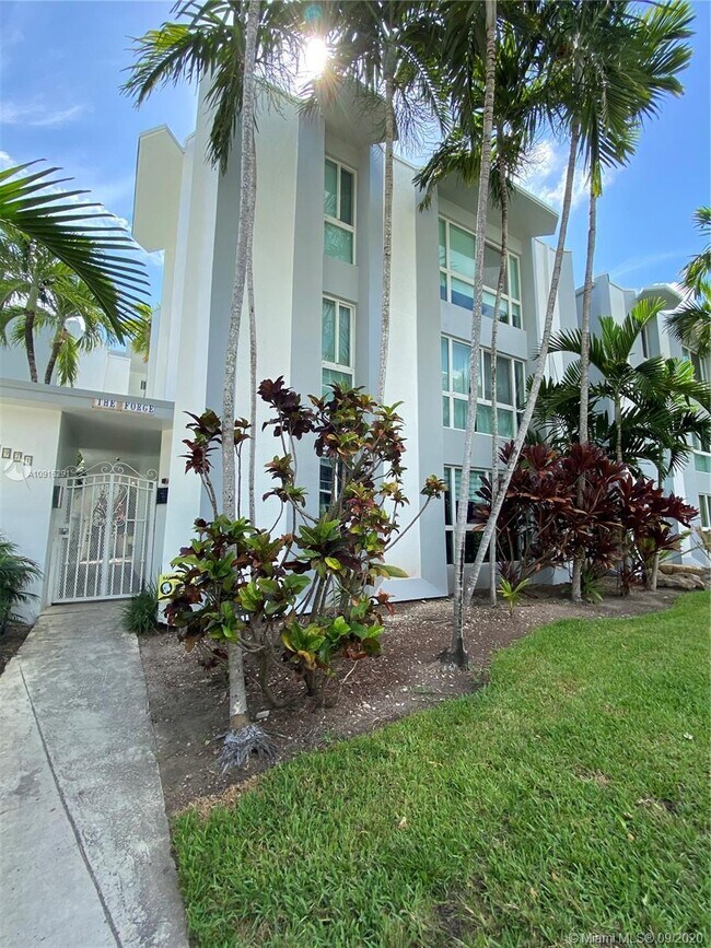 Building Photo - 9971 W Bay Harbor Dr