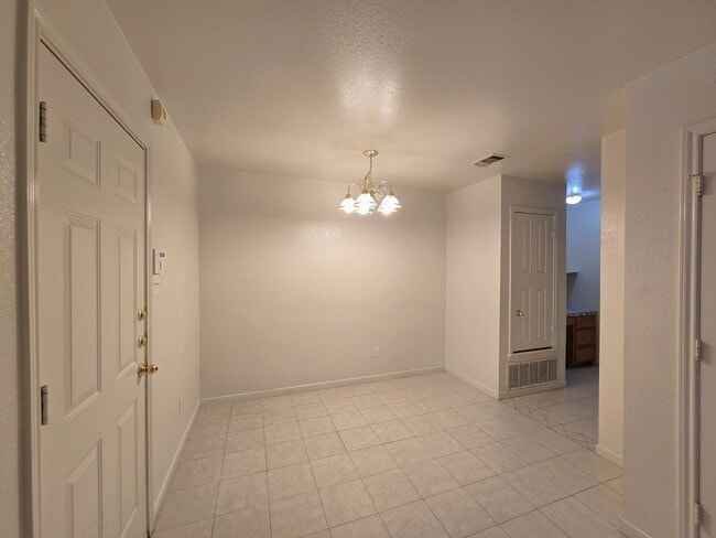 Building Photo - 1411 Nicholas Cir