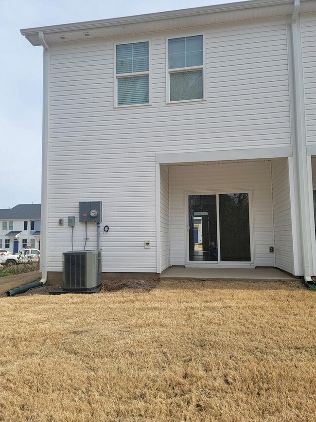 Building Photo - 3 Bed/ 2 full + 2 1/2 baths NEW Boiling Sp...