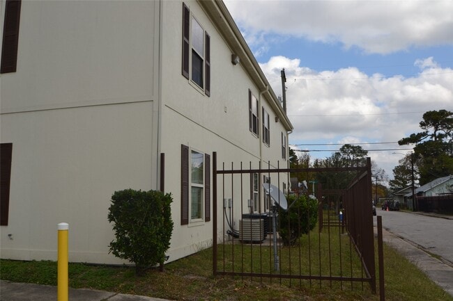 Building Photo - 304 Dell Ct