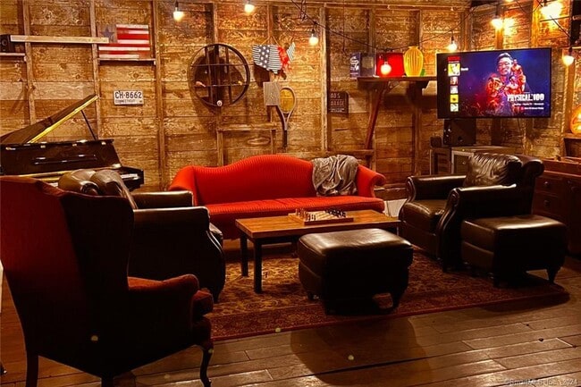 Building Photo - 61 Hillandale Rd