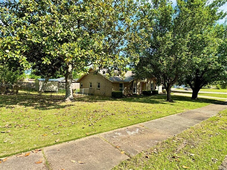 Building Photo - 2311 Cottingham Dr