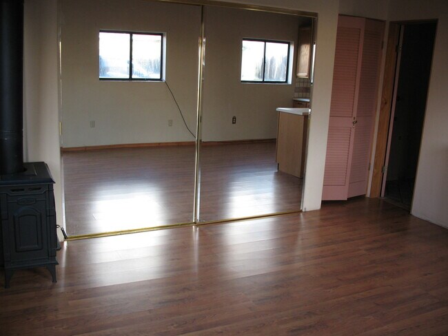 Building Photo - 714