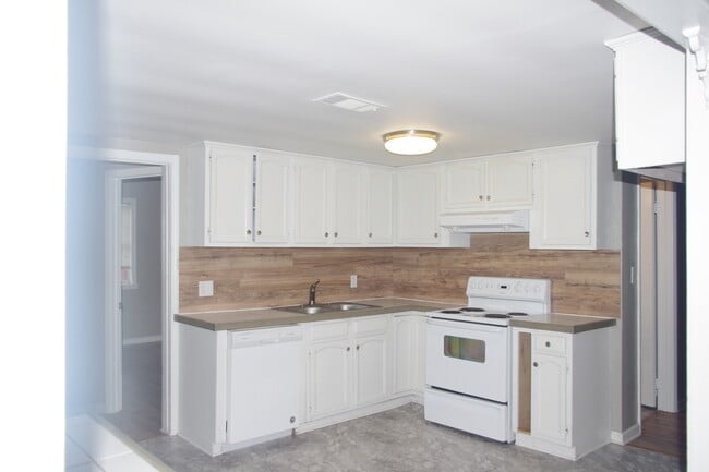 Building Photo - 501 N Pecan St