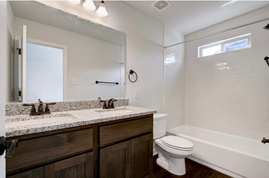 Building Photo - 10340 Lynwood Crk