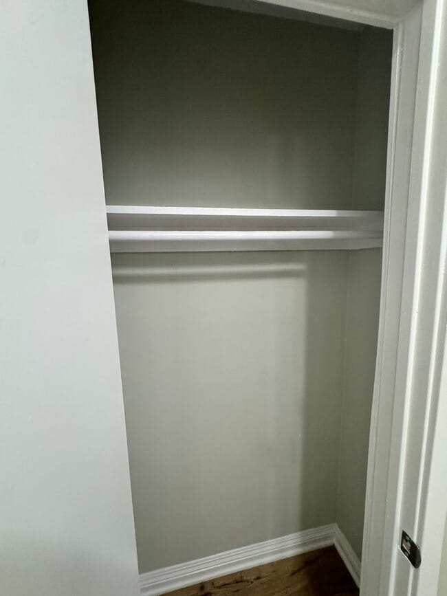 Building Photo - 1 BDRM DOWNSTAIRS AVAILABLE!