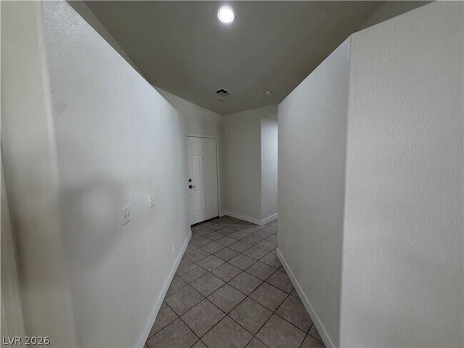 Building Photo - 513 Lava Beds Way