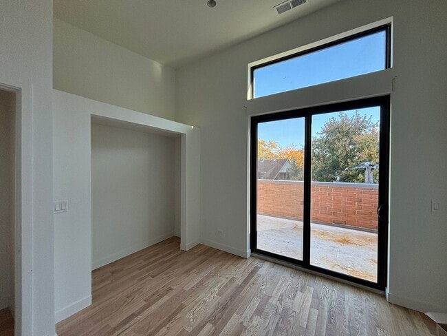 Building Photo - 2445 N Lincoln Ave