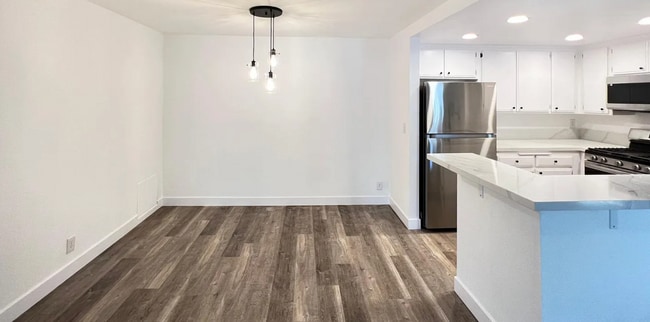 Building Photo - Lovely 2 Bed/2 Bath with Hardwood Floors, Central Air Conditioning, Stainless Steel Appliances, L...