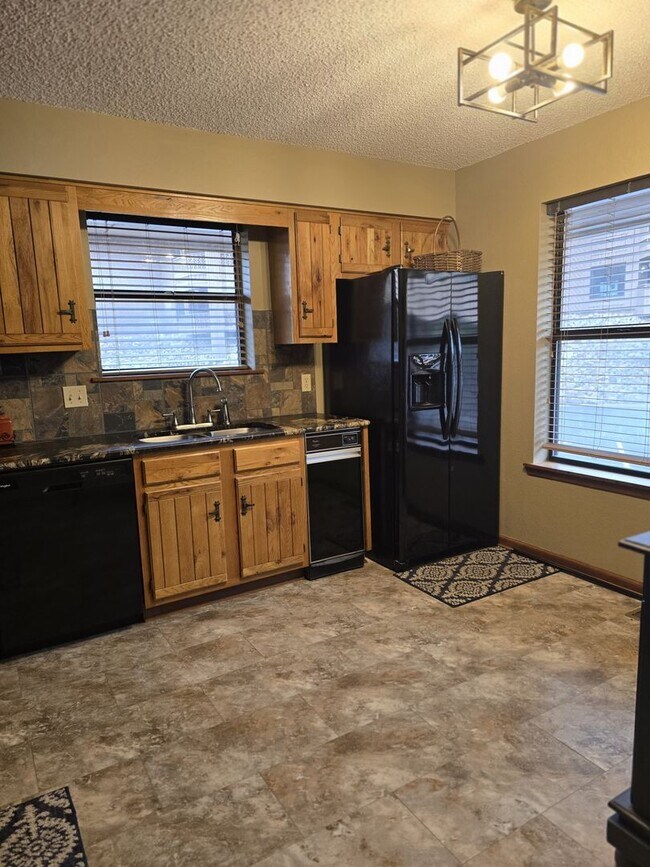 Building Photo - Lakeside Condo