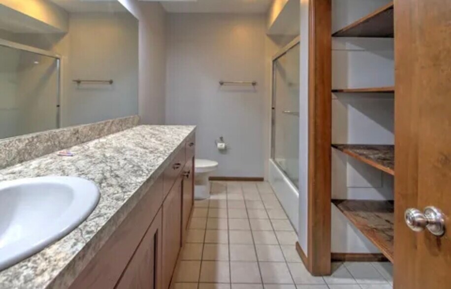 Upstairs full bathroom, linen closet with shelves - 8653 Refugee Rd