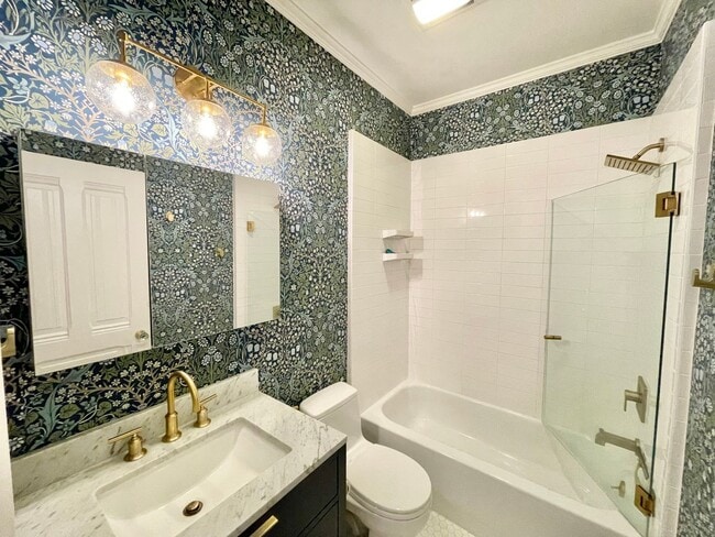 Building Photo - Super Charming NOPA Condo! Parking! Laundr...