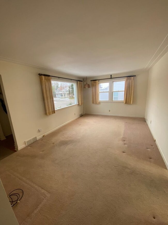 Building Photo - AVAILABLE JUNE 15TH - 3 BED 1 BATH