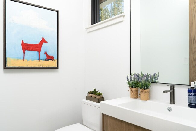 Building Photo - 10 Tree Line Ln