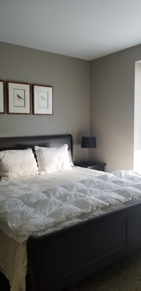 King Bed - 323 W Jefferson St