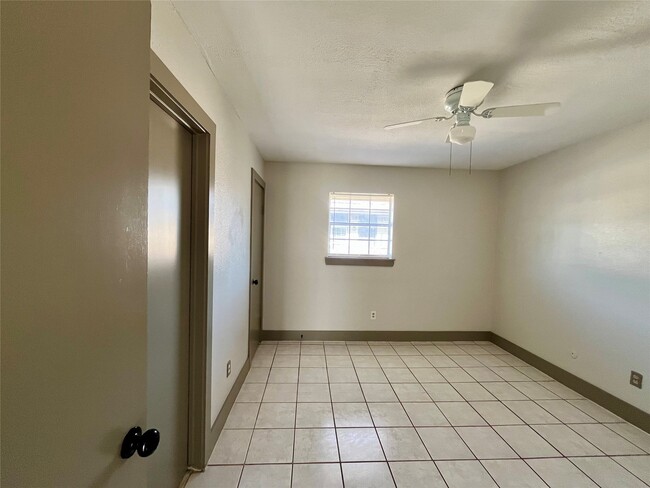 Building Photo - 1042 W Village Ct