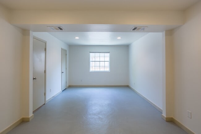 Building Photo - 1420 W Alabama St