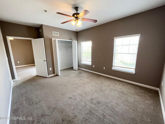 Building Photo - 8210 Green Parrot Rd