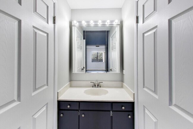 Building Photo - 6340 Americana Dr