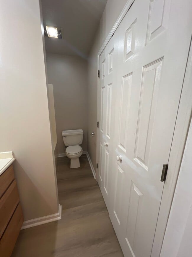 Building Photo - 2 bedroom 2 bath Duplex for lease right off common street