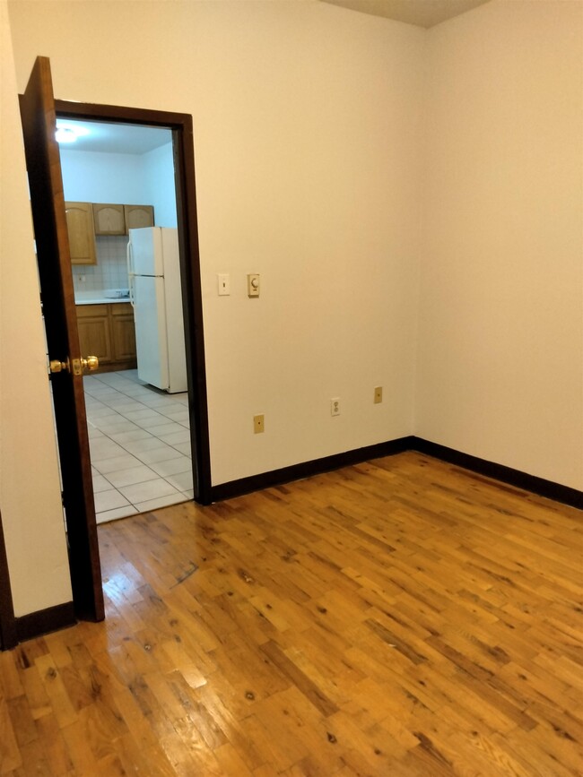 Building Photo - 1409 Grand St