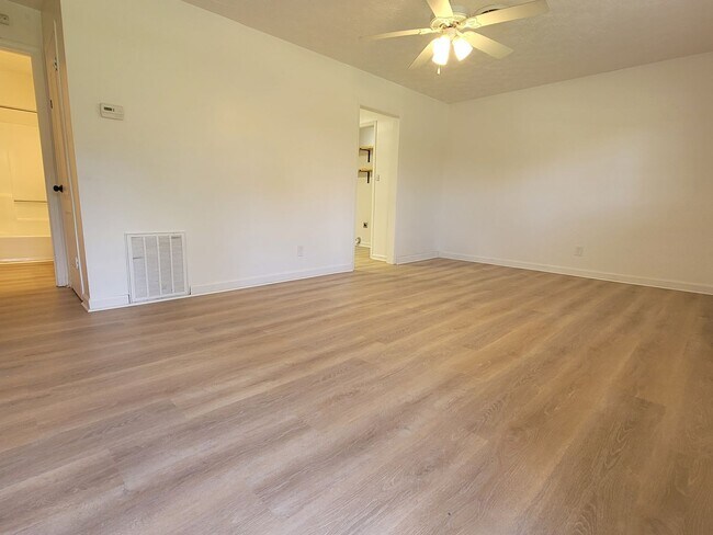 Building Photo - 2BD 1BA Home (Newly Renovated, Yardcare In...