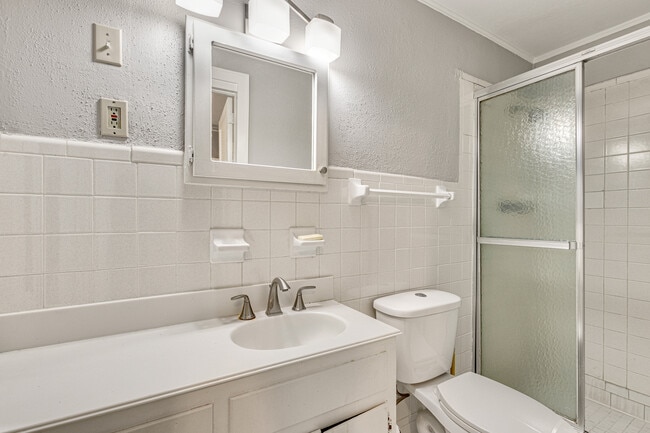 Building Photo - 666 Yorkshire Rd NE