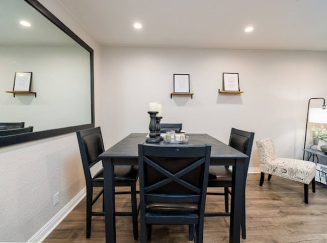 Building Photo - 575 N Villa Ct