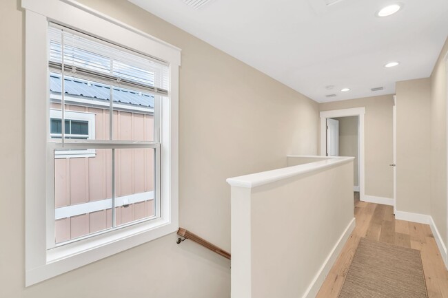 Building Photo - Charming Caribbean Cottage - Downtown Brad...