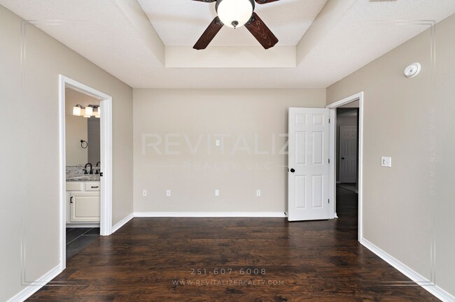 Building Photo - Gorgeous 3 Bed 2 Bath Brick Cottage on Corner Lot