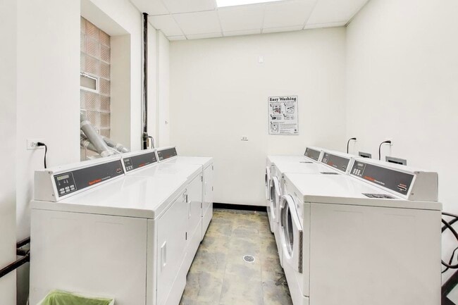 Building Photo - 5400 S Harper Ave