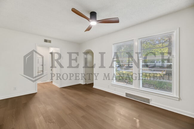 Building Photo - 2046 N Burns Ave