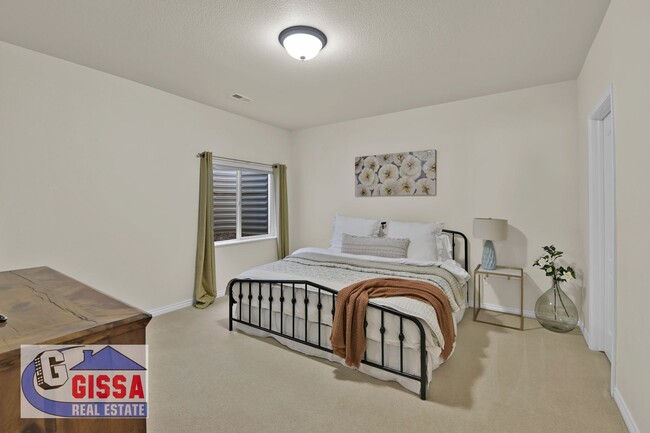 Building Photo - This stunning six-bedroom, three-and-a-hal...