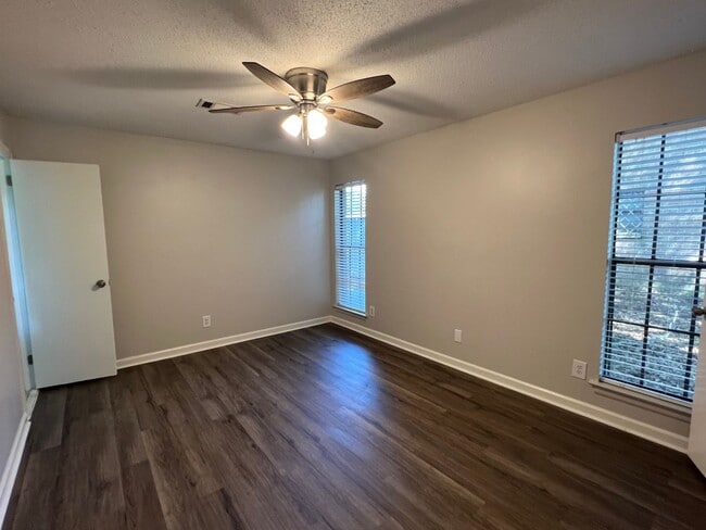 Building Photo - Forest Hills Home