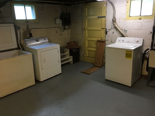 Building Photo - Secret room with 3 bedroom 1 bath deck and...