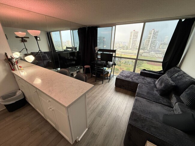 Building Photo - Beautiful High-Rise 1 Bedroom in Waikiki with Covered Parking