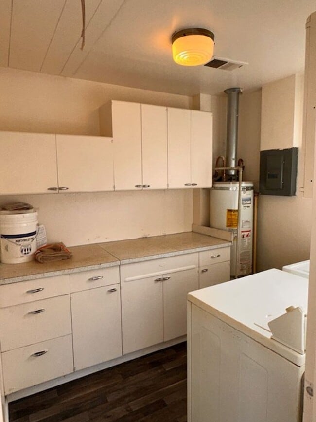 Building Photo - $500 Move-In Special | Kenton 3-Bed, 2-Bath Home with Yard & Washer/Dryer