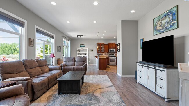 Building Photo - Fully Furnished and available for the holi...
