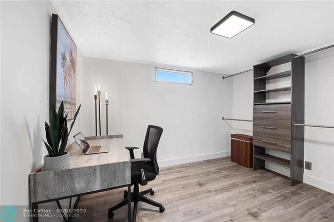 Building Photo - 530 SW 11th Ave
