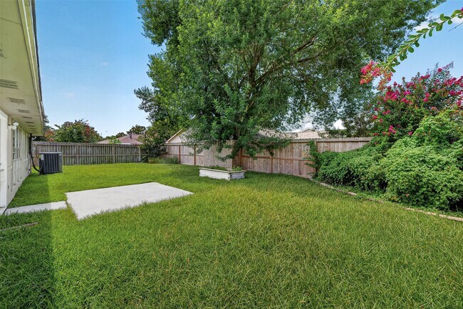 Building Photo - 15815 Thistledew Dr